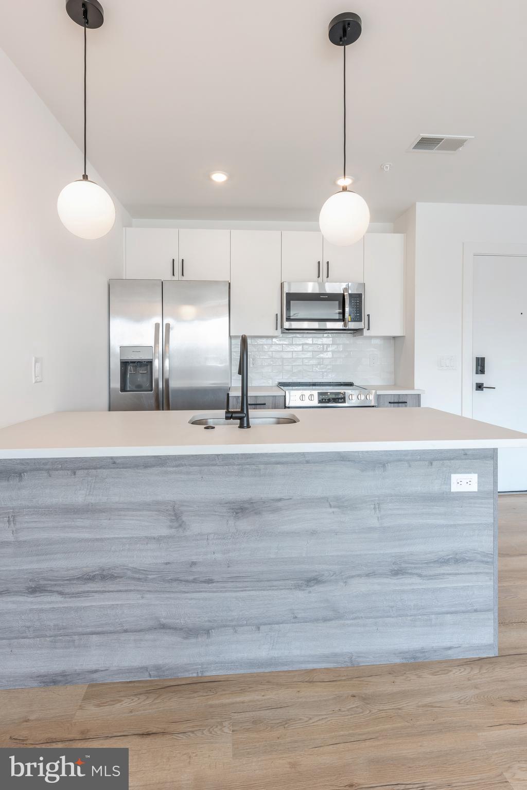 629 W GIRARD AVE #UNIT 402