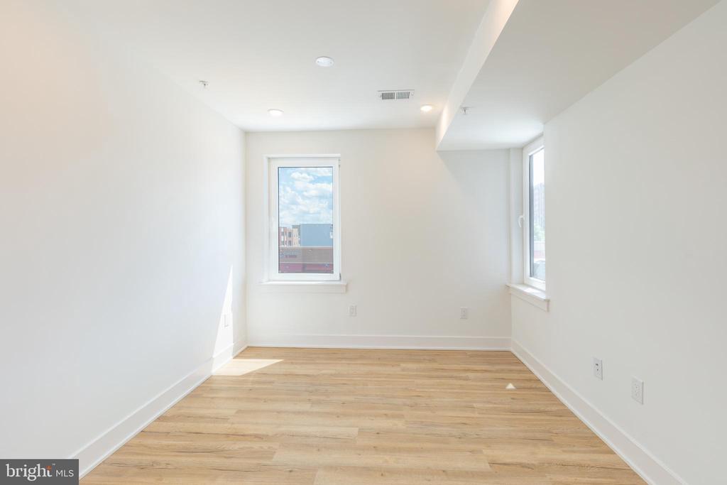 629 W GIRARD AVE #UNIT 402