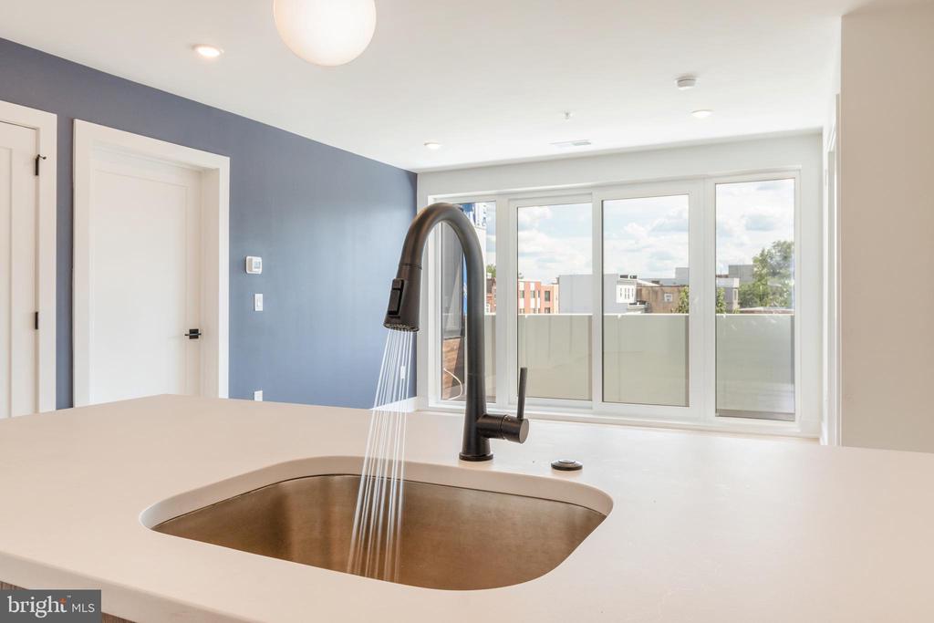 629 W GIRARD AVE #UNIT 402