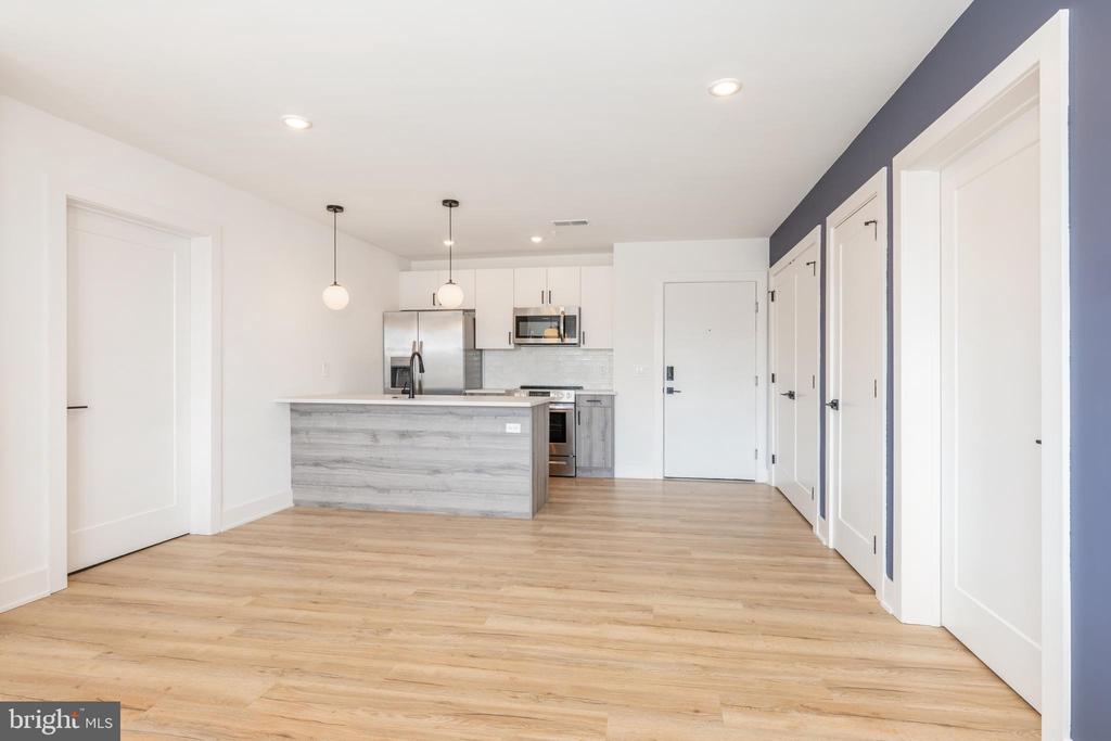 629 W GIRARD AVE #UNIT 402