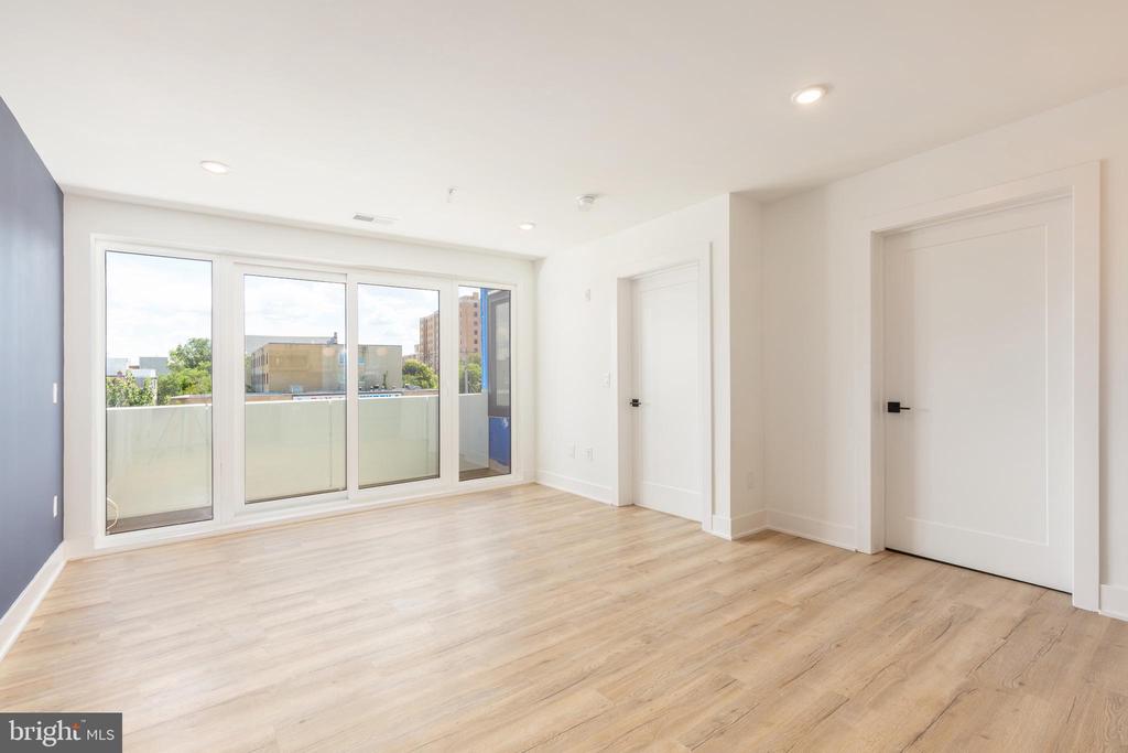 629 W GIRARD AVE #UNIT 402