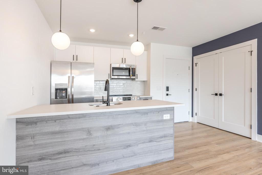 629 W GIRARD AVE #UNIT 402