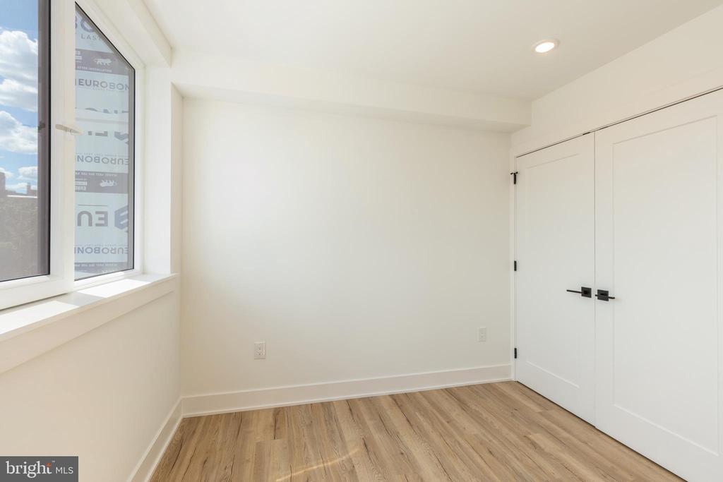 629 W GIRARD AVE #UNIT 402