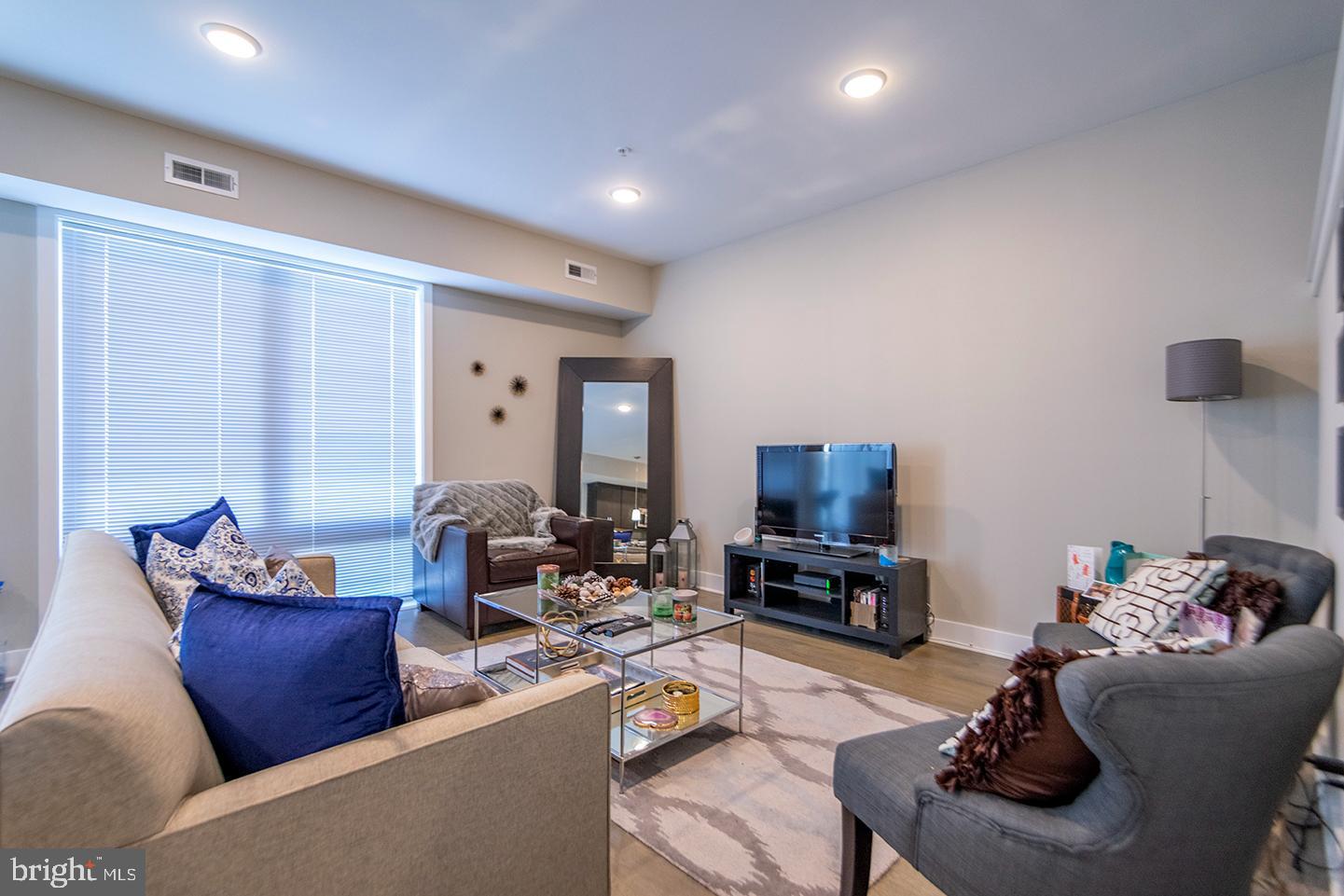 1607 CATHARINE ST #UNIT 2F