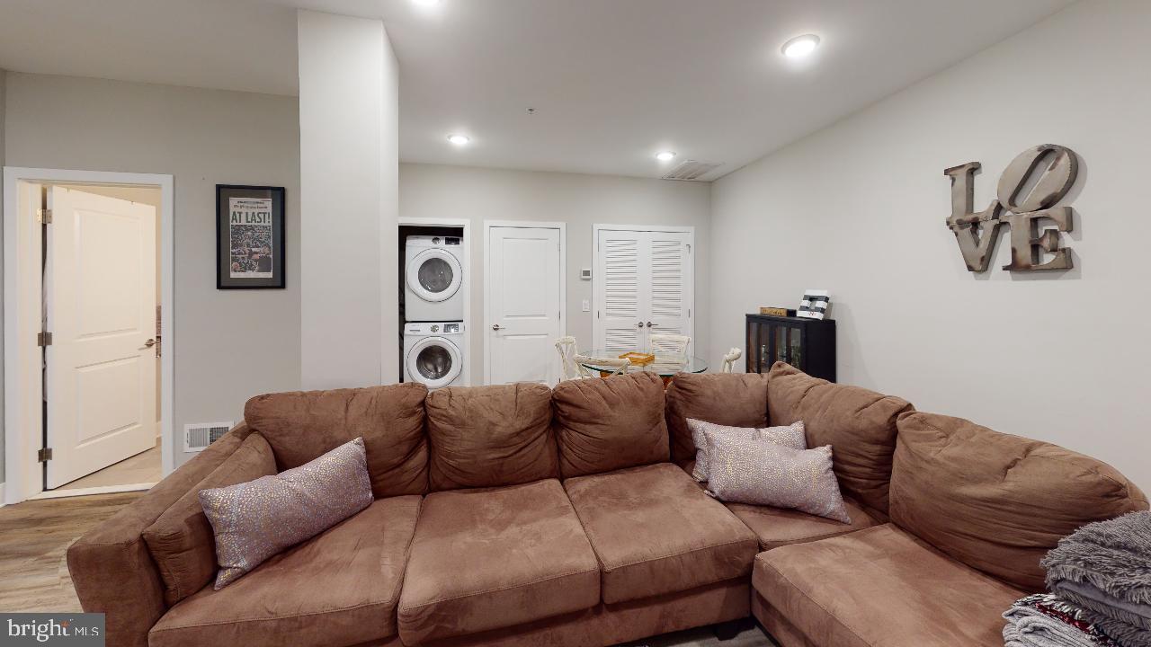 1607 CATHARINE ST #UNIT 1F