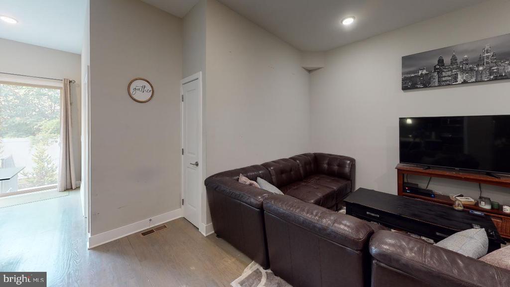 1607 CATHARINE ST #UNIT 1F