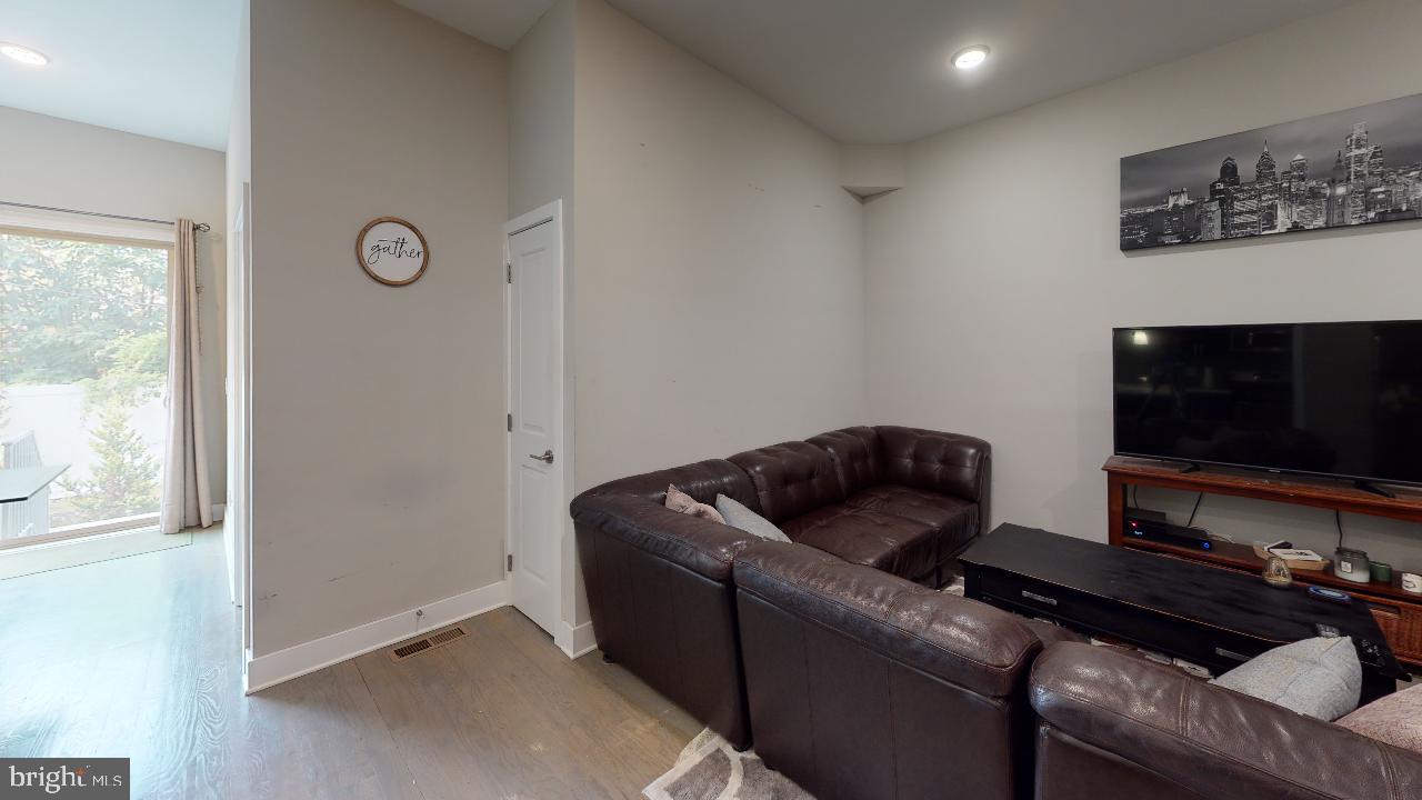 1607 CATHARINE ST #UNIT 1F