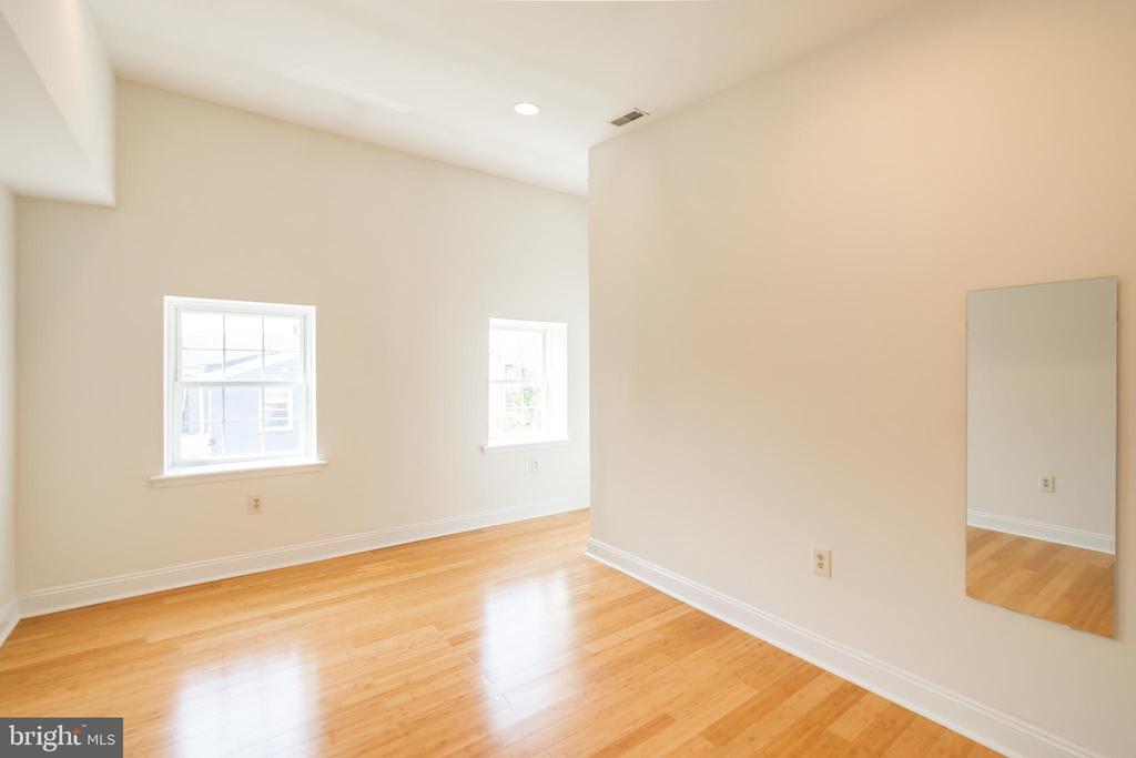 1805 CARPENTER ST #2ND FLOOR