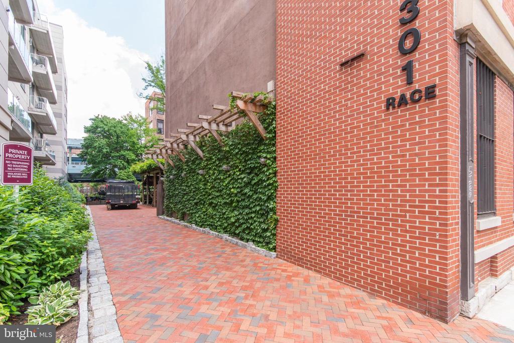 301 RACE ST #UNIT 401