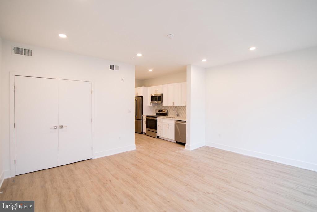 1325 N LEE ST #UNIT 400