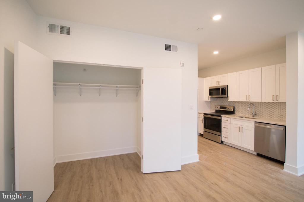 1325 N LEE ST #UNIT 400