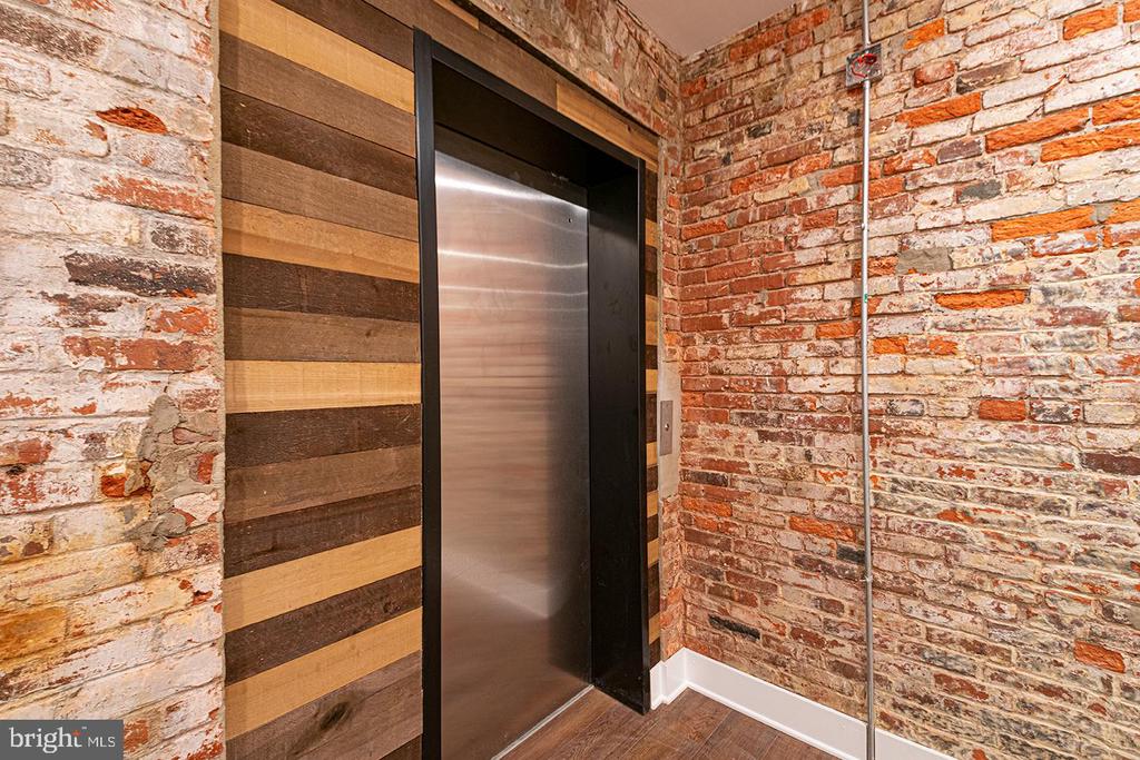 1211 BAINBRIDGE ST #UNIT 4D