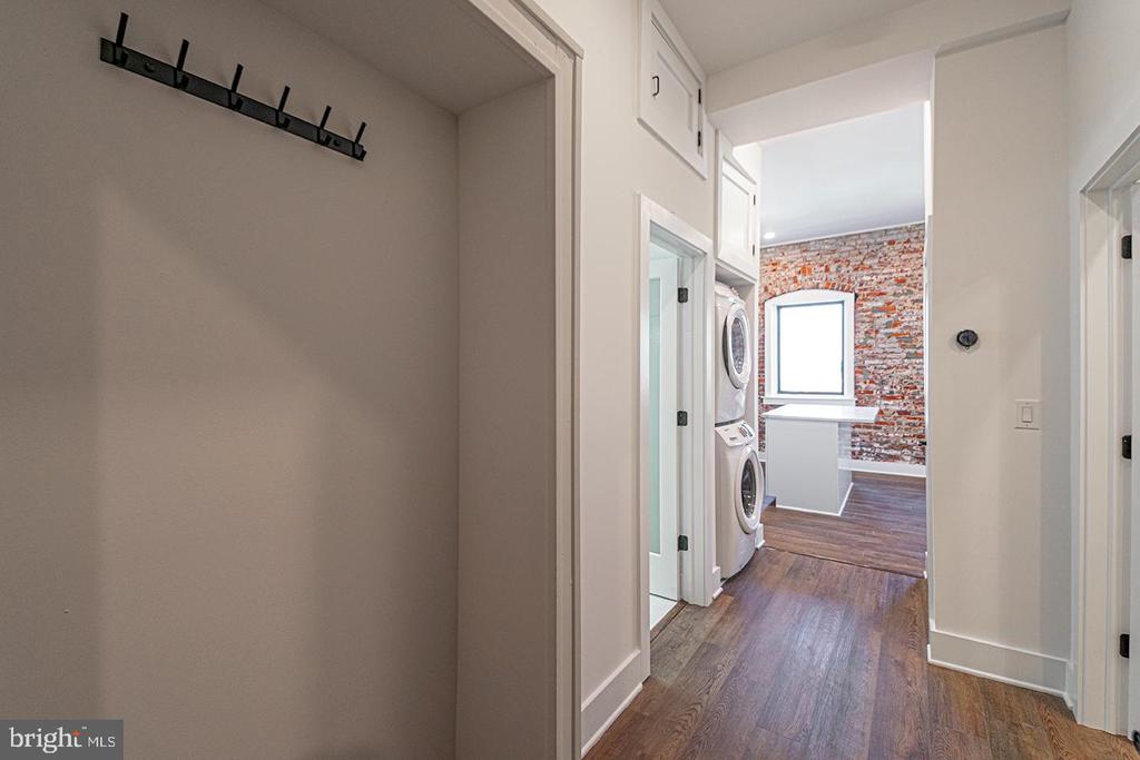 1211 BAINBRIDGE ST #UNIT 4D