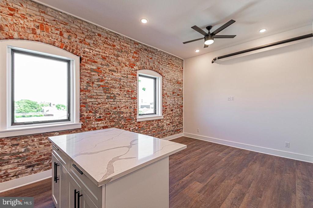 1211 BAINBRIDGE ST #UNIT 4D