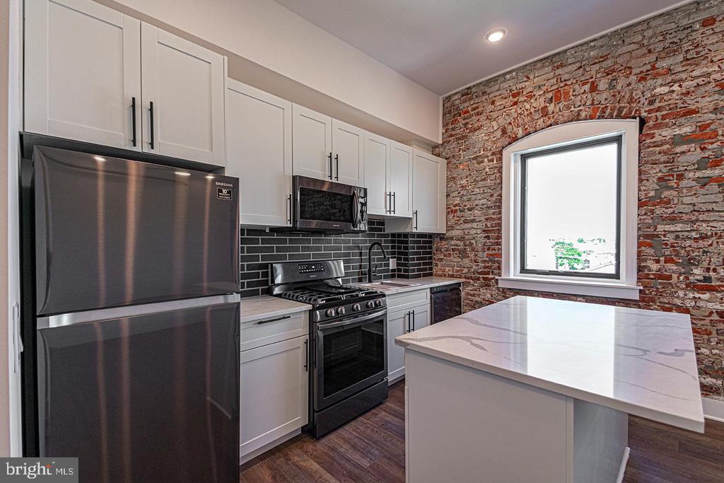 1211 BAINBRIDGE ST #UNIT 4D