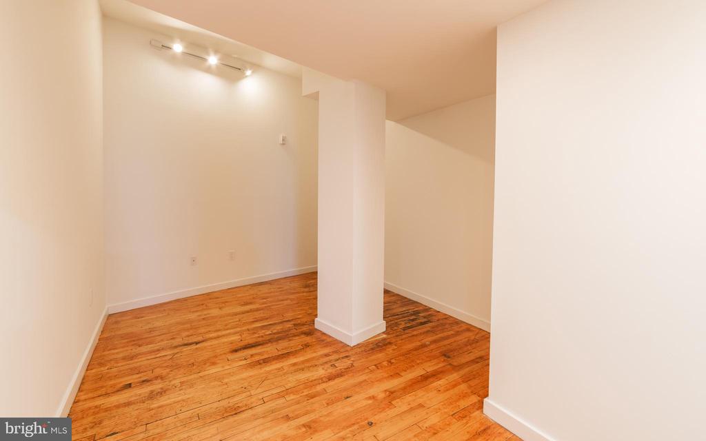 4 LEVERINGTON AVE #UNIT 204