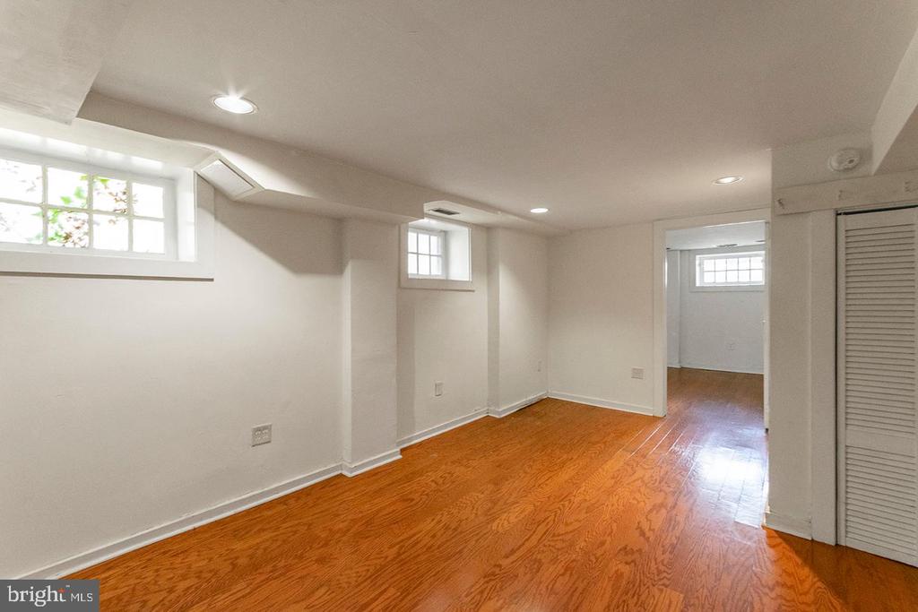 3512 LANCASTER AVE #UNIT 1W