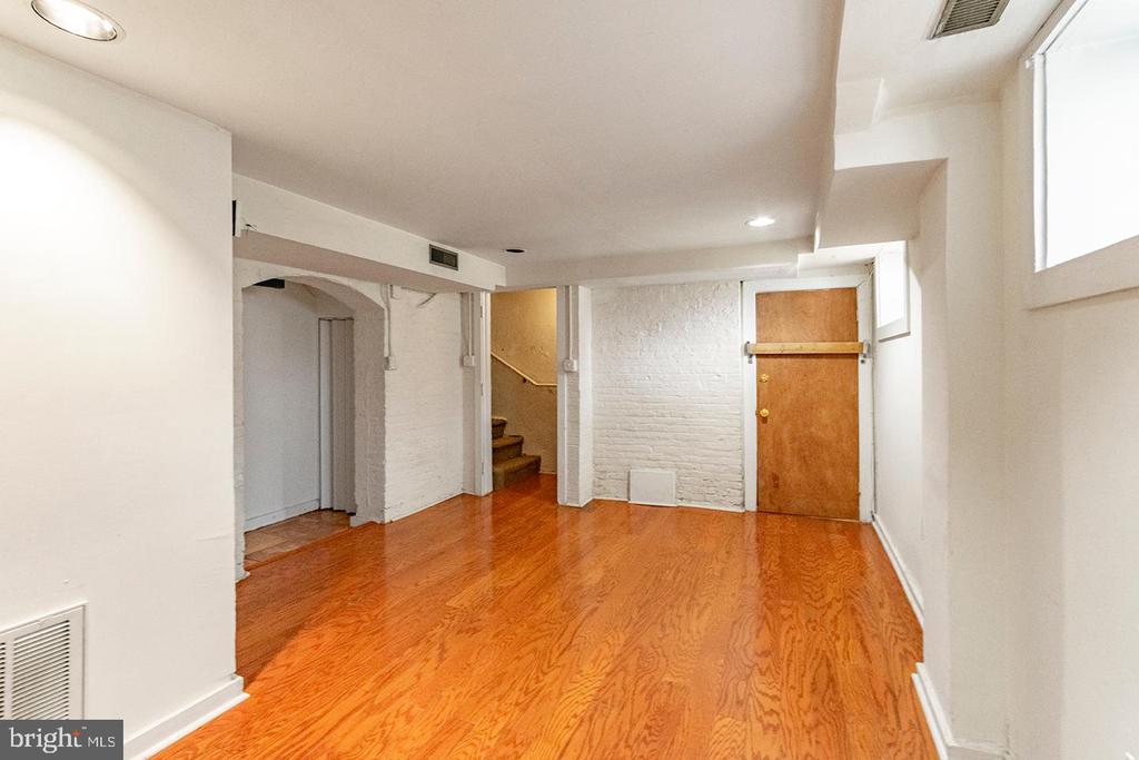 3512 LANCASTER AVE #UNIT 1W