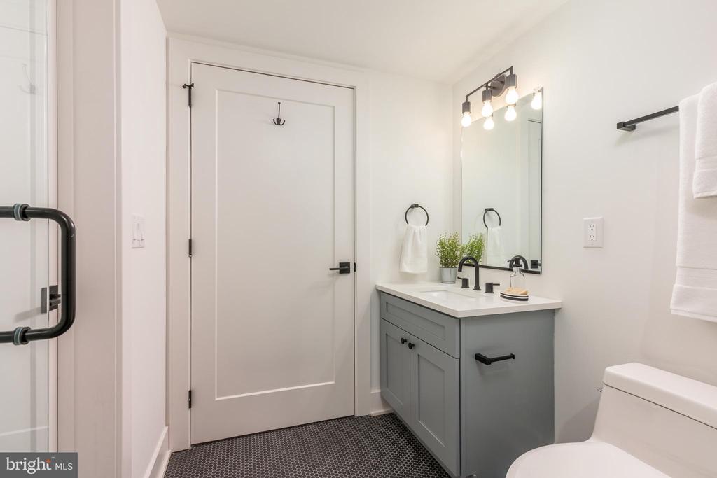 629-33 W GIRARD AVE #303