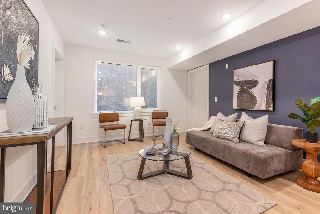 629-33 W GIRARD AVE #303