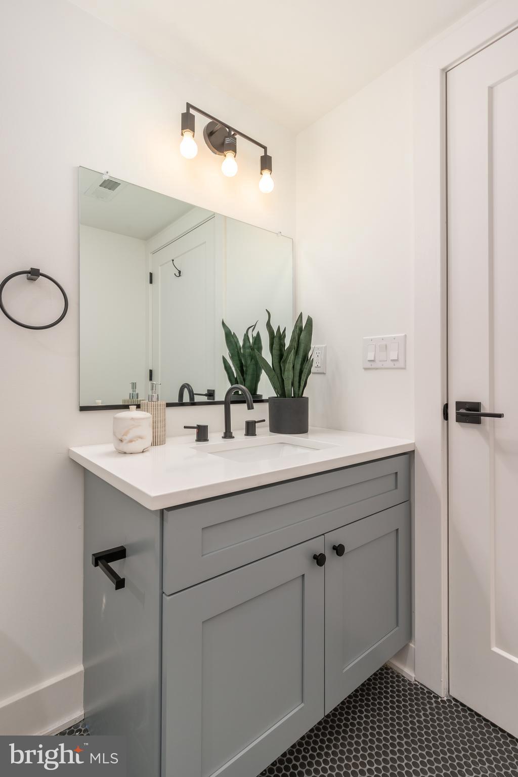 629-33 W GIRARD AVE #303