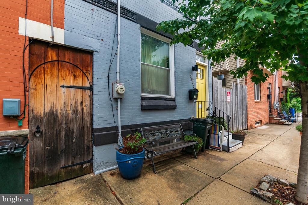 2042 E FLETCHER ST
