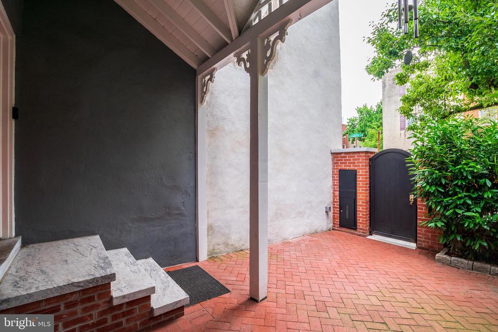 2324 LOMBARD ST