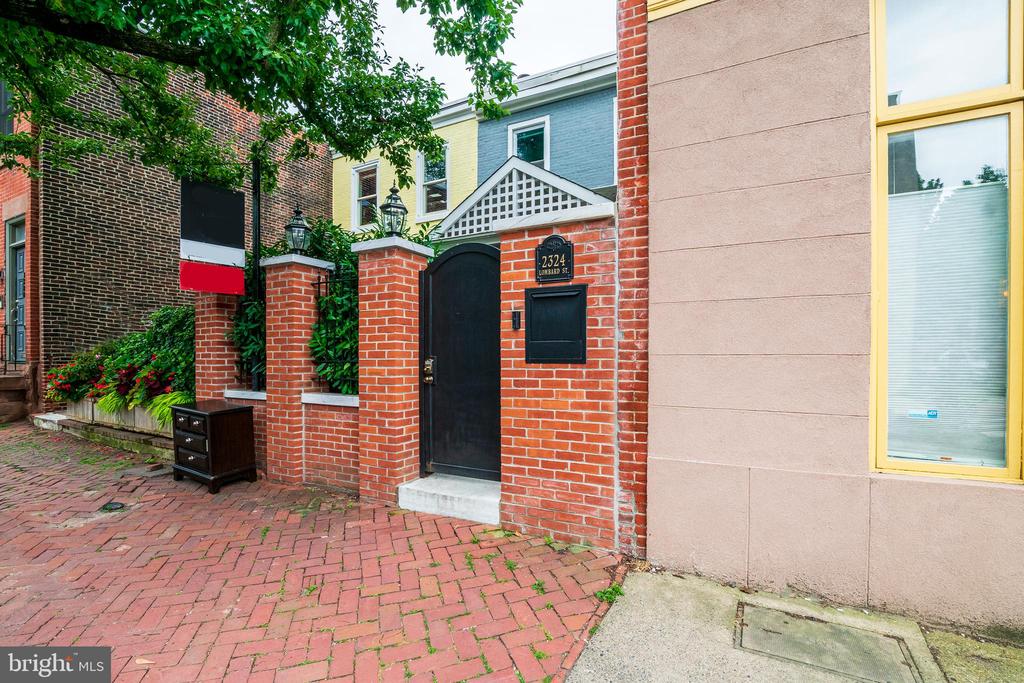 2324 LOMBARD ST