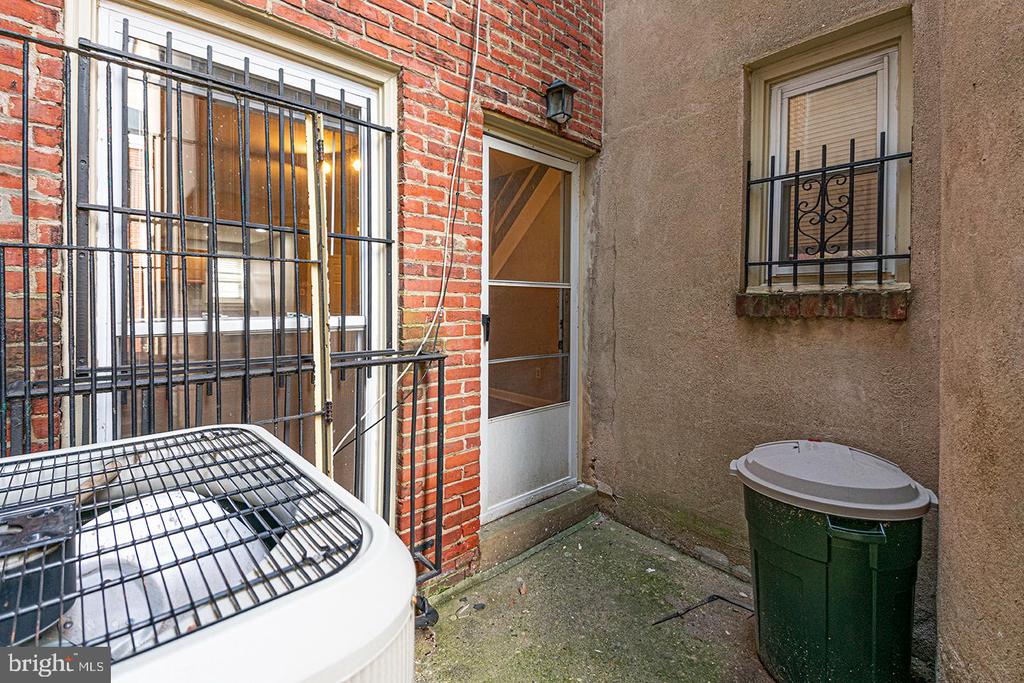 1517 LOMBARD ST