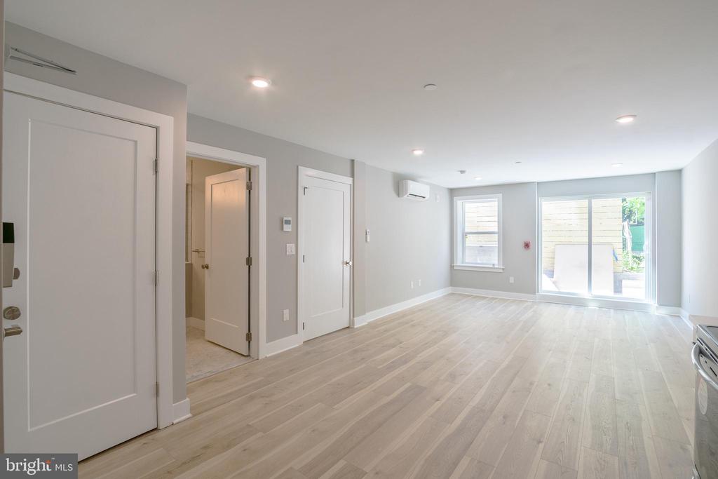 5230 WALNUT ST #UNIT 1R