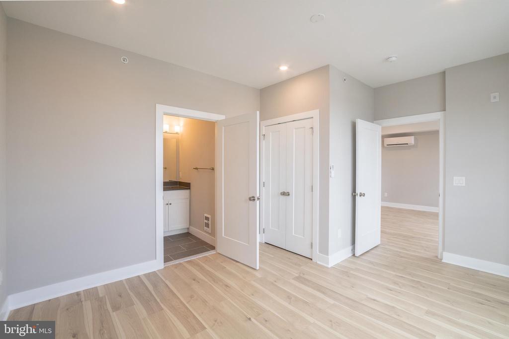 5230 WALNUT ST #UNIT 4F