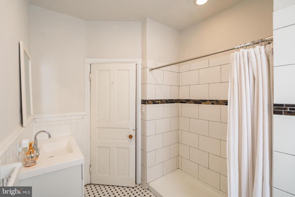 3830 MANAYUNK AVE