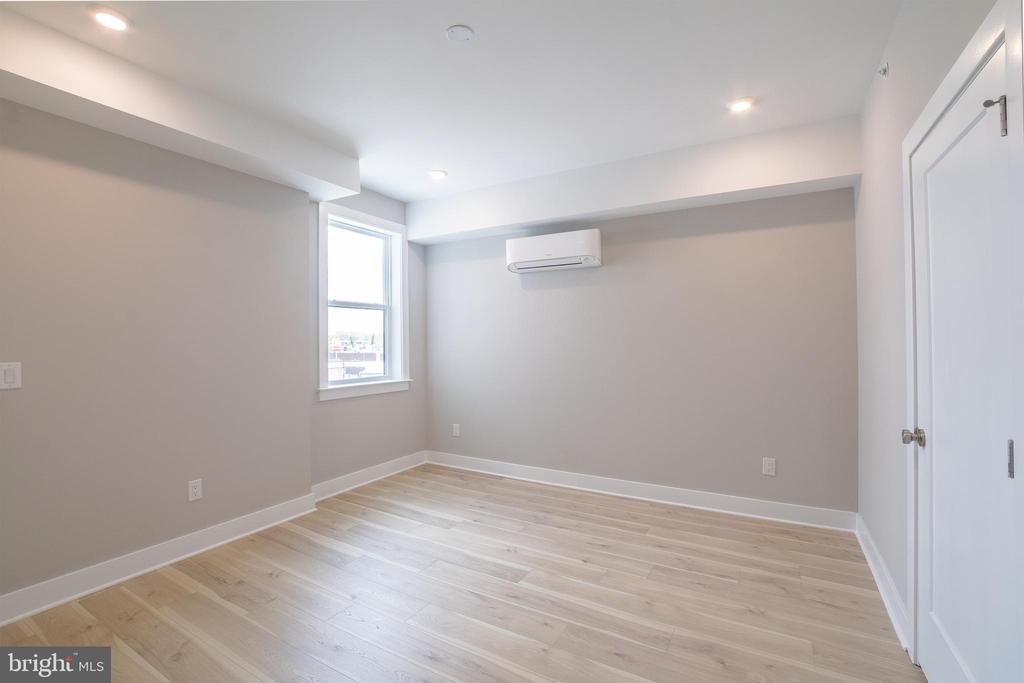 5230 WALNUT ST #UNIT 4R