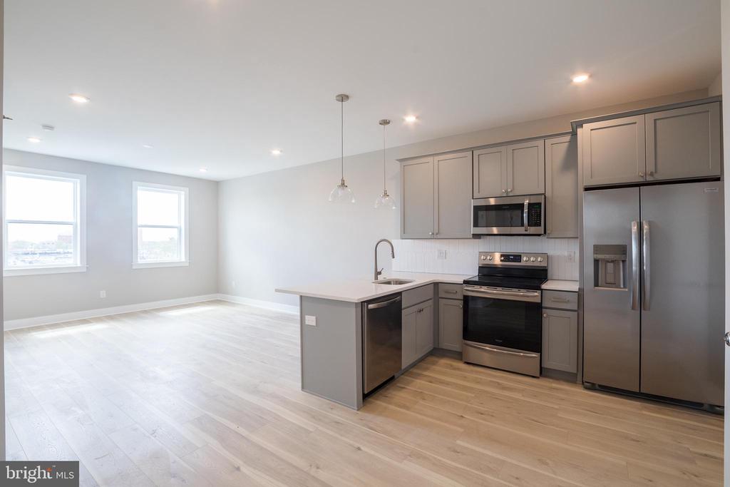 5230 WALNUT ST #UNIT 4R