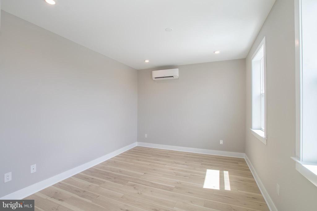 5230 WALNUT ST #UNIT 4R