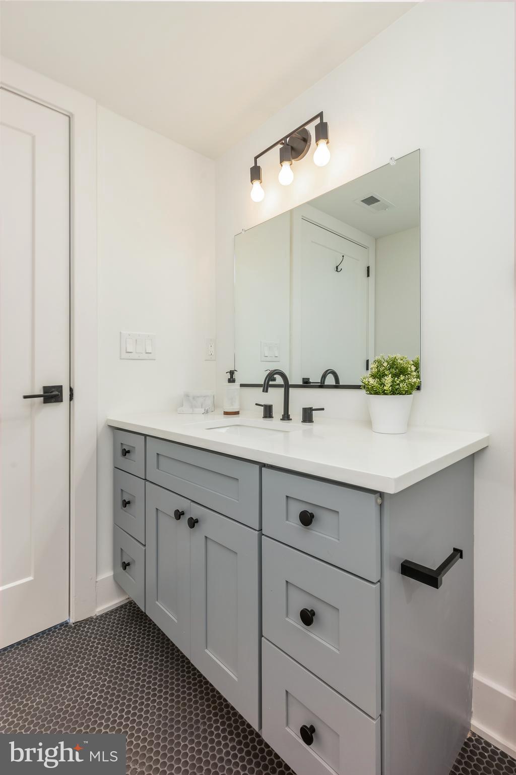 629 W GIRARD AVE #UNIT 606