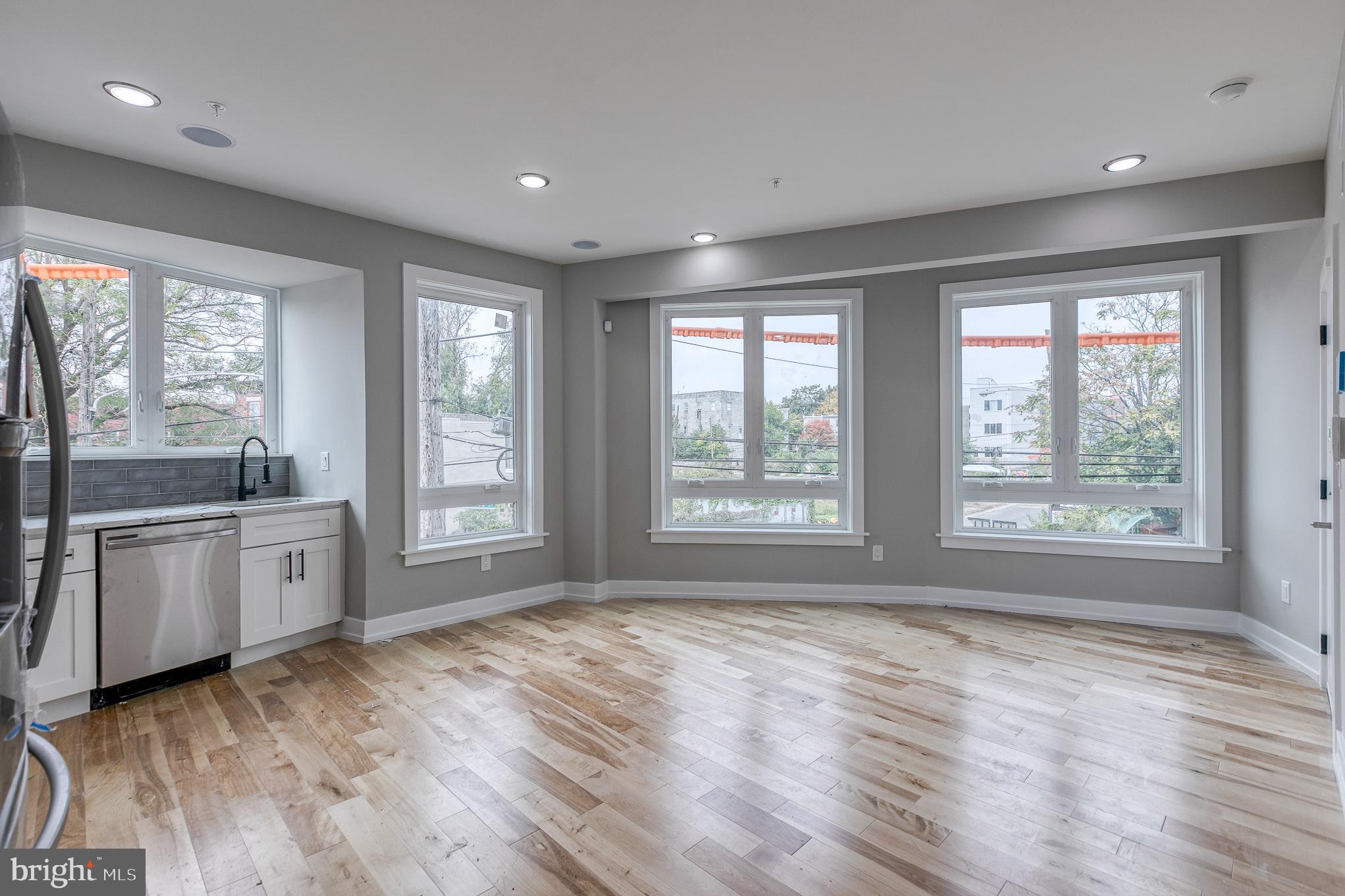 1917 LAWRENCE ST N #2