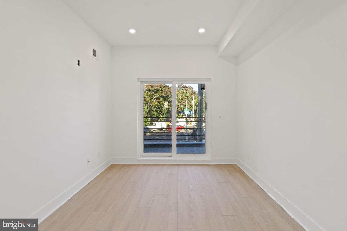 3952-54 LANCASTER AVE #204