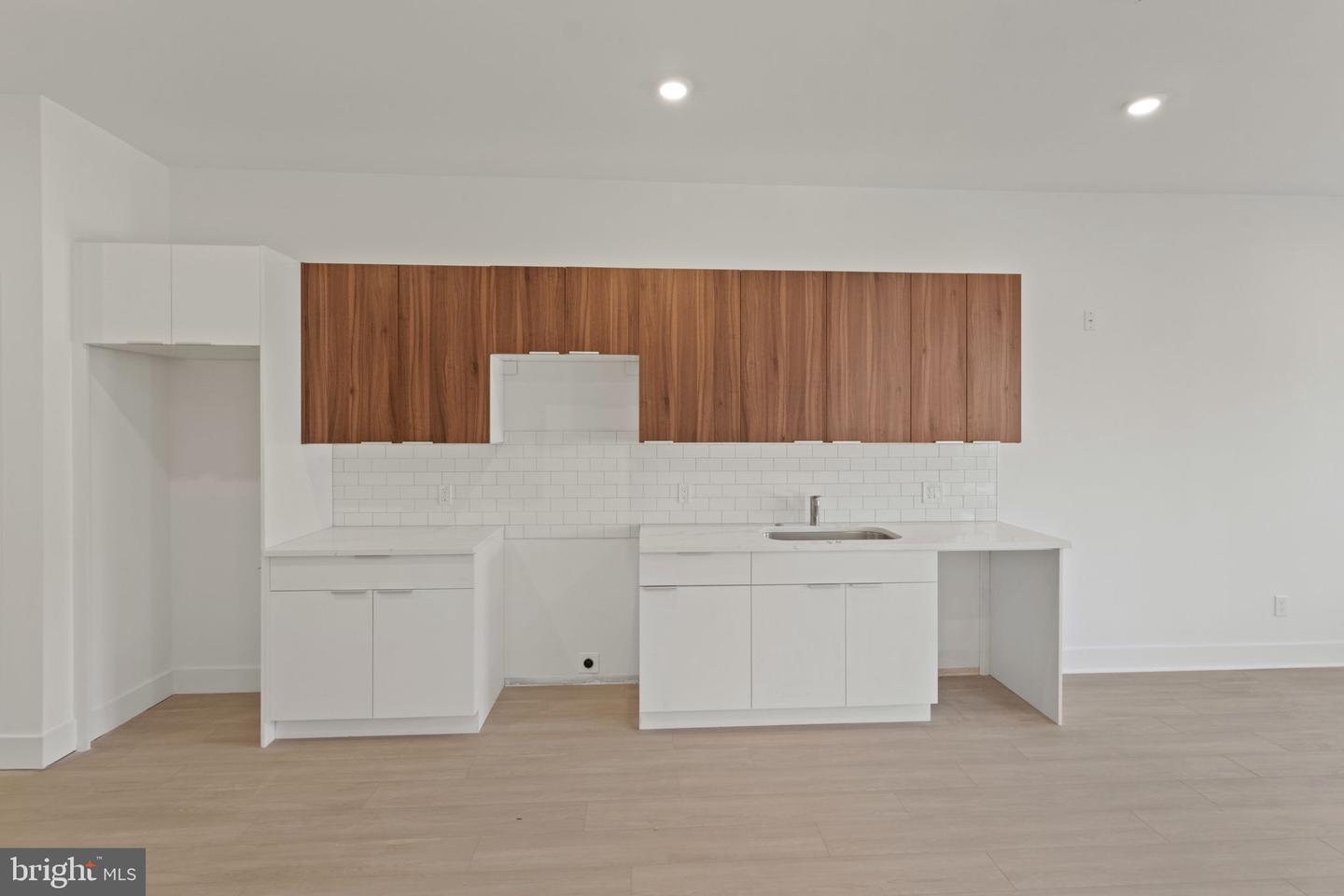 3952-54 LANCASTER AVE #204