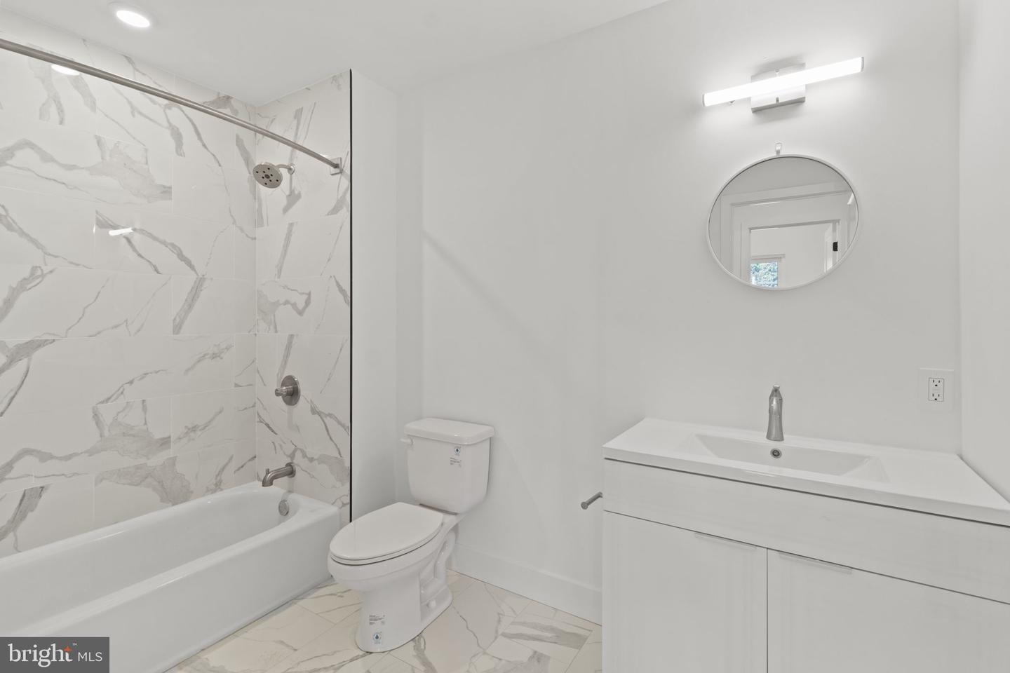 3952-54 LANCASTER AVE #204