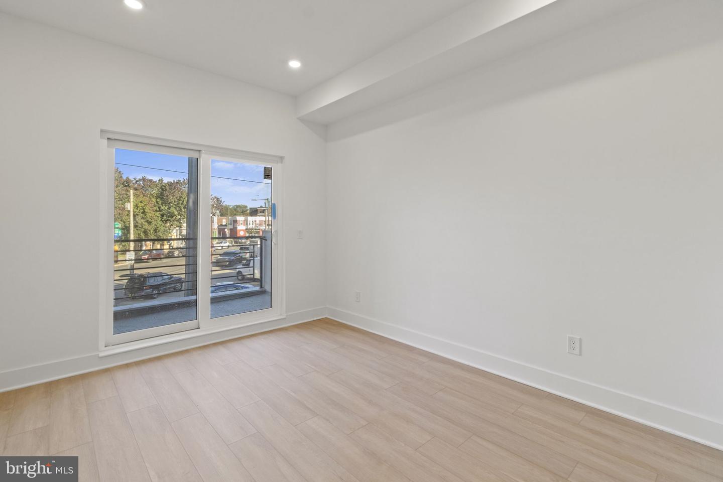 3952-54 LANCASTER AVE #204