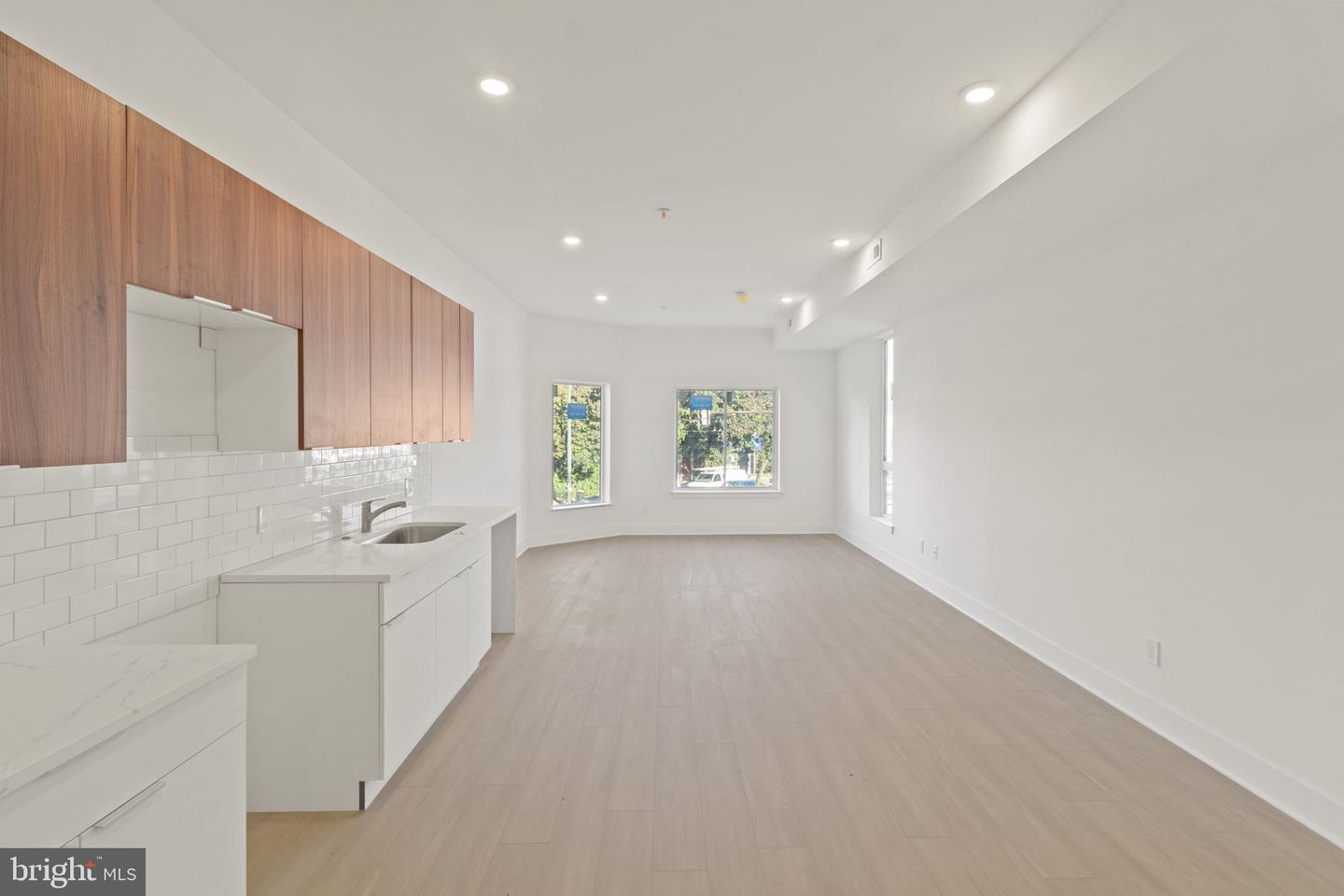 3952-54 LANCASTER AVE #204