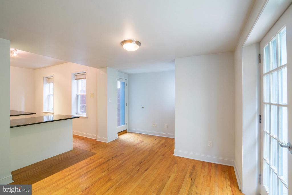 2205 LOMBARD ST