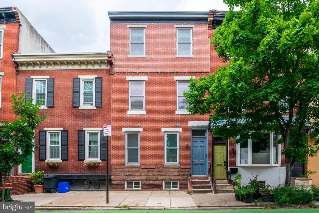 2205 LOMBARD ST