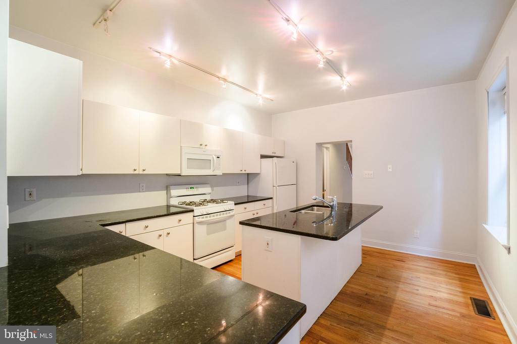 2205 LOMBARD ST