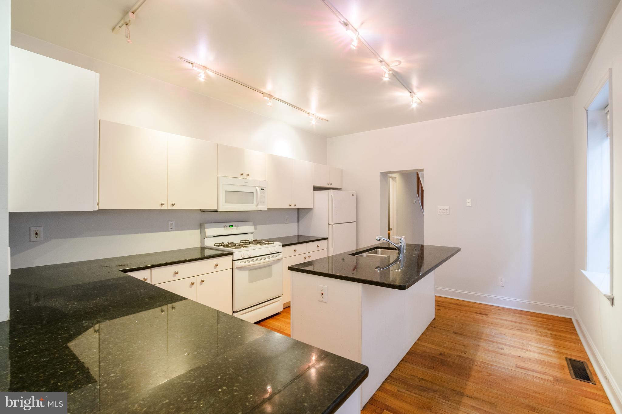 2205 LOMBARD ST