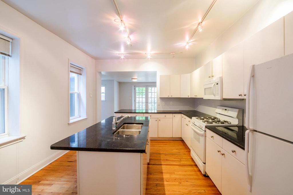 2205 LOMBARD ST