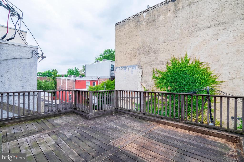 2205 LOMBARD ST