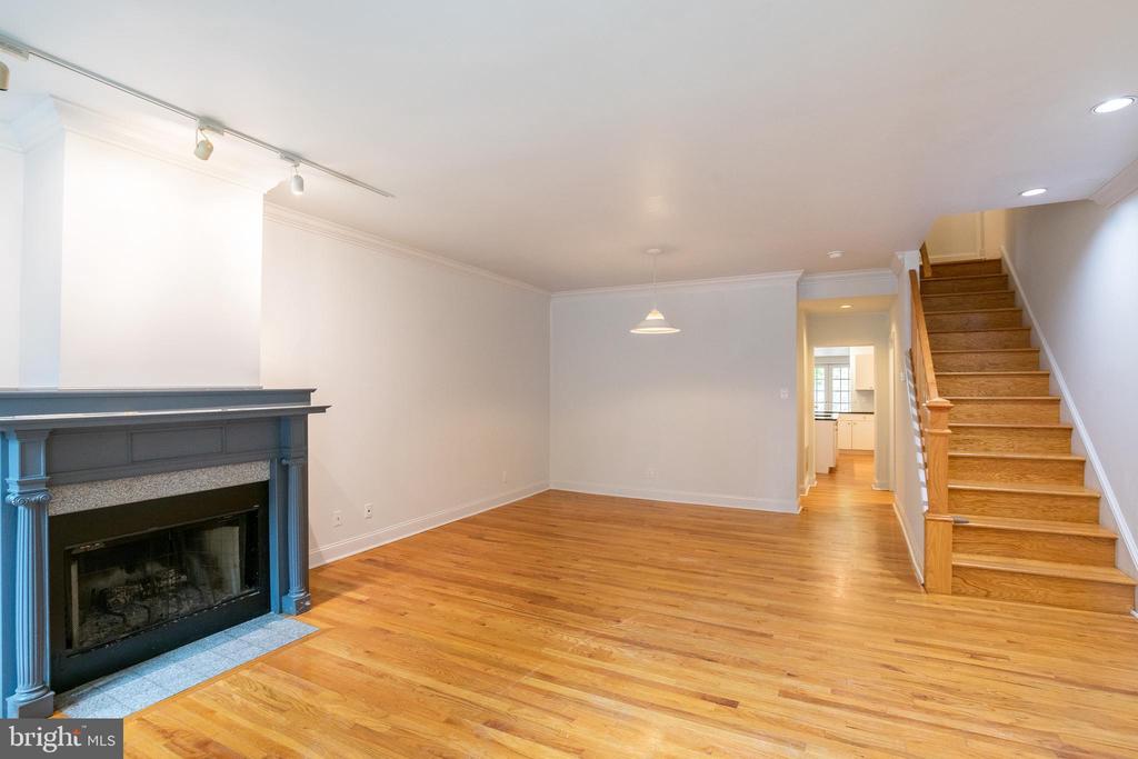 2205 LOMBARD ST