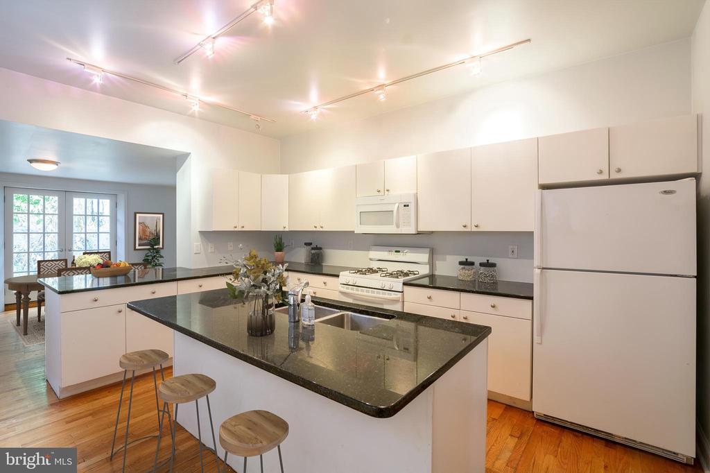 2205 LOMBARD ST